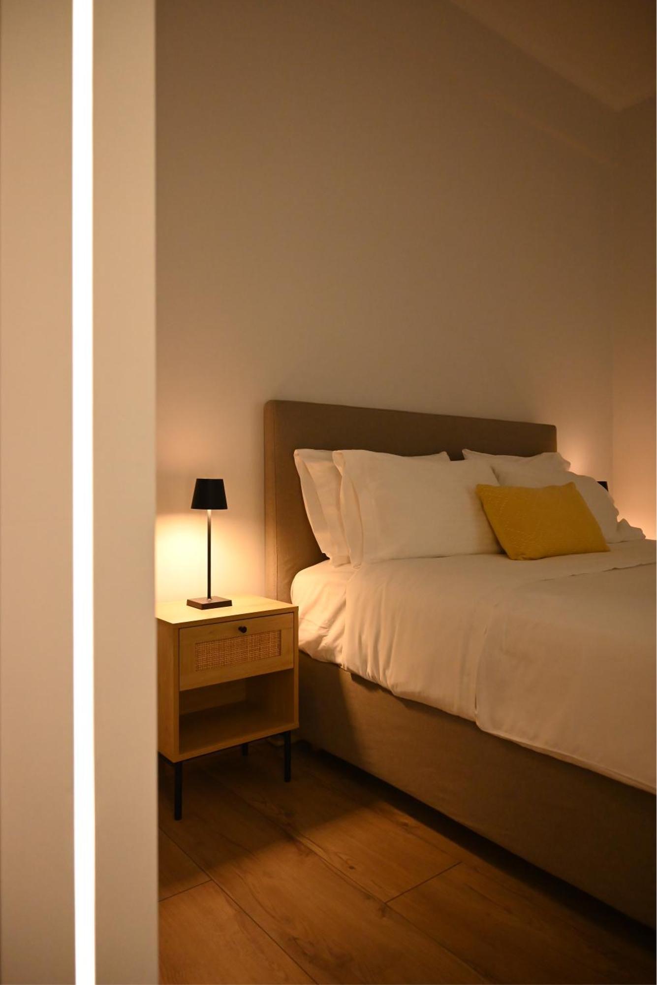 Minimal Apartment On The Shadow Of The Acropolis Athen Eksteriør billede